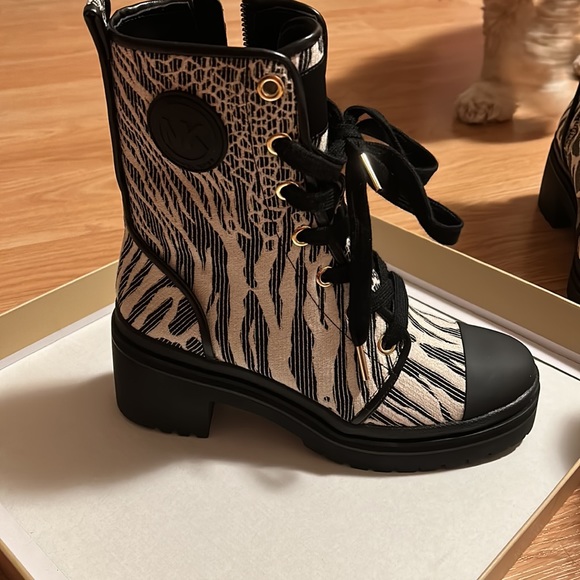 Michael Kors Corey Animal Jacquard Combat Boot, BNIB, size 7, Black - Picture 3 of 7